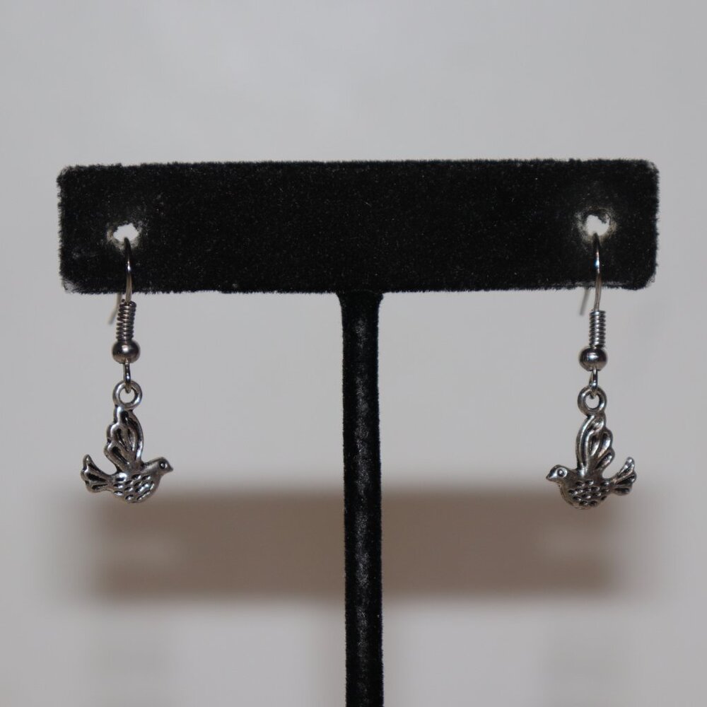 🕊️ NWOT Silver Flying Bird Dangling Earrings – 1.25" Long 🌟